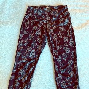 Old Navy floral black & white workout crop pants